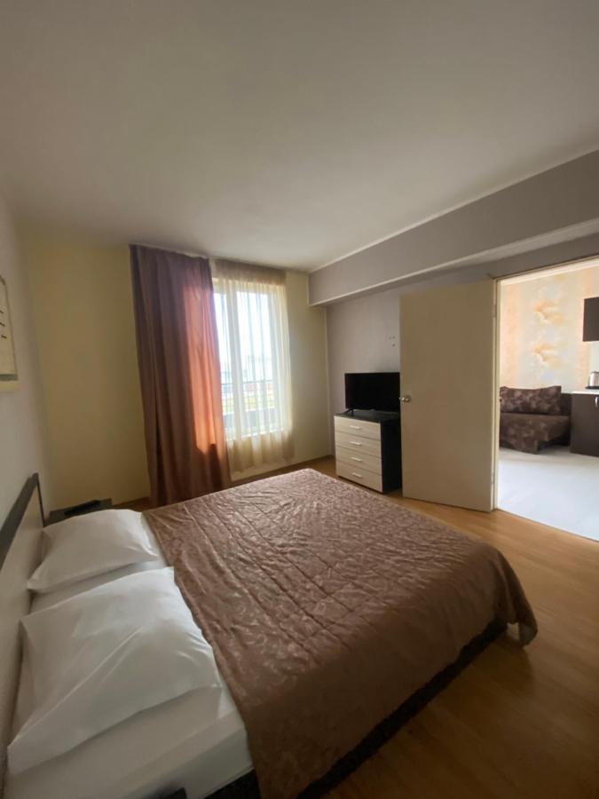Apartments Danita & Restaurant&Pool Bar Varna Bagian luar foto