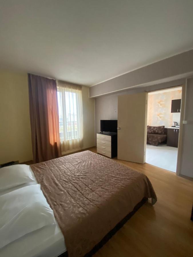 Apartments Danita & Restaurant&Pool Bar Varna Bagian luar foto