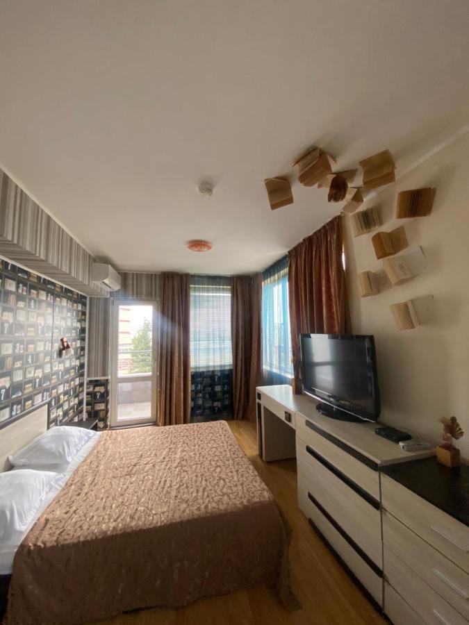 Apartments Danita & Restaurant&Pool Bar Varna Bagian luar foto
